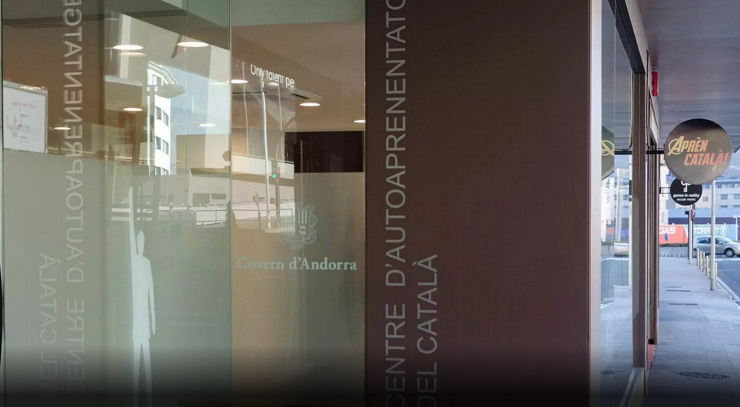 L'entrada al centre d'autoaprenentatge del català.